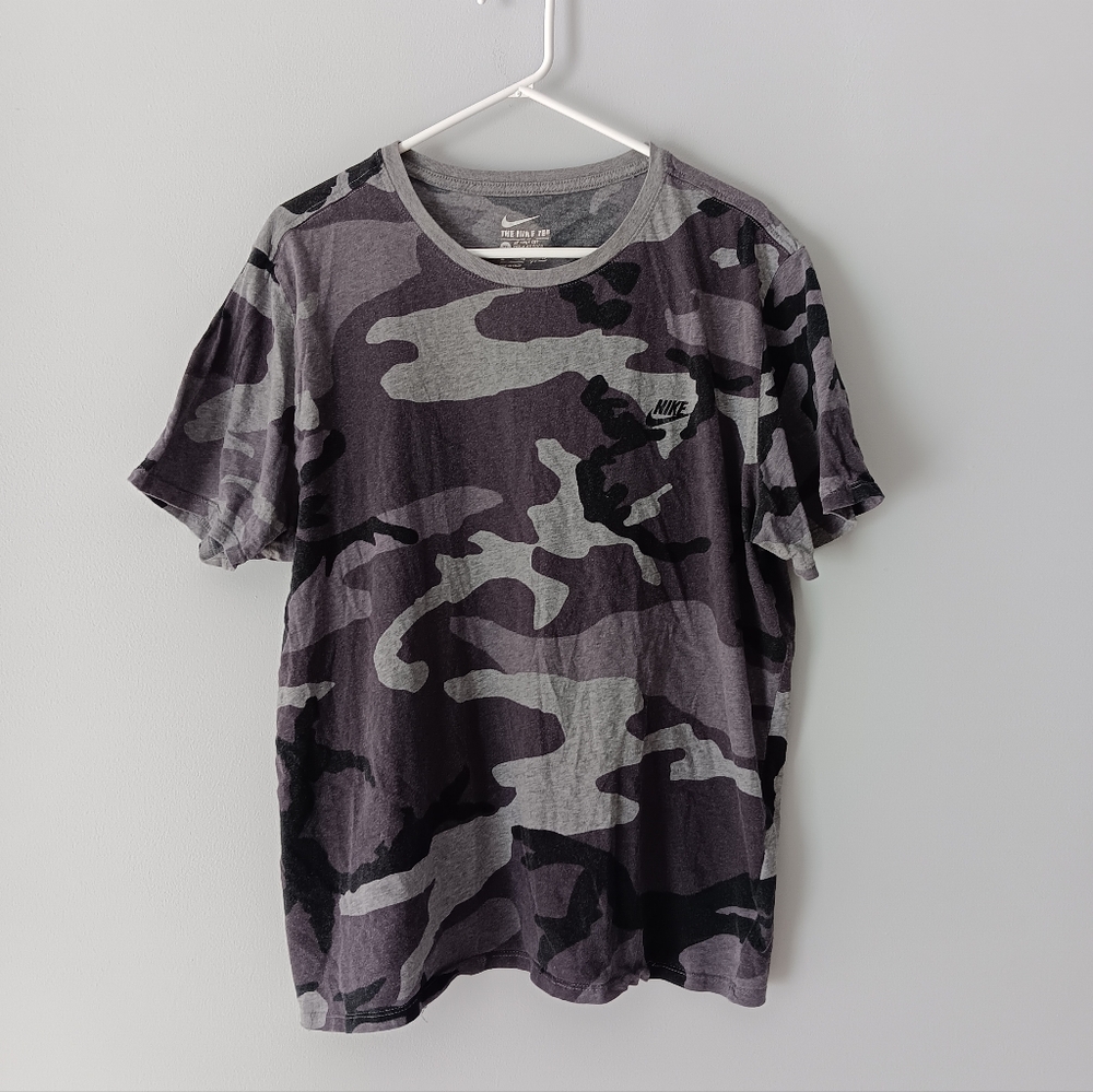 The Nike Tee Athletic Cut Short Sleeves Crewneck Camo Dark & Light Grey Black XL